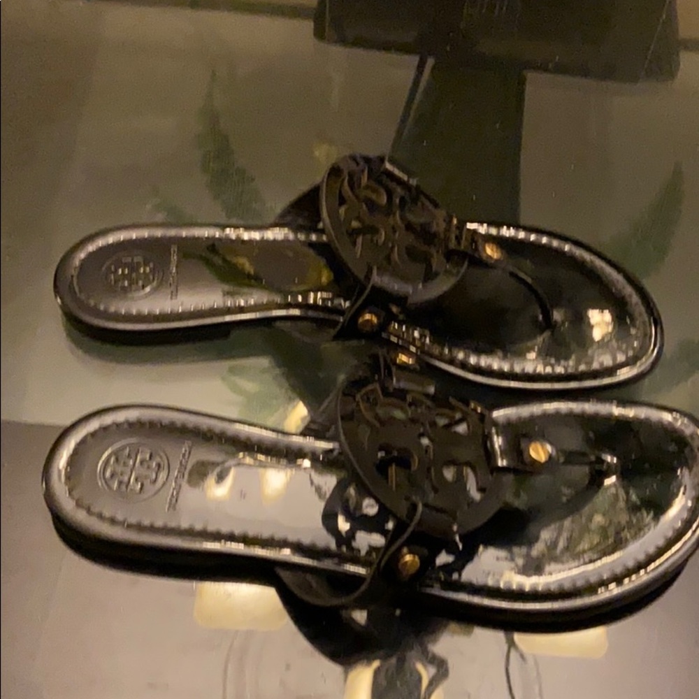 Women’s Like brand new Tory Burch Sandal with gold